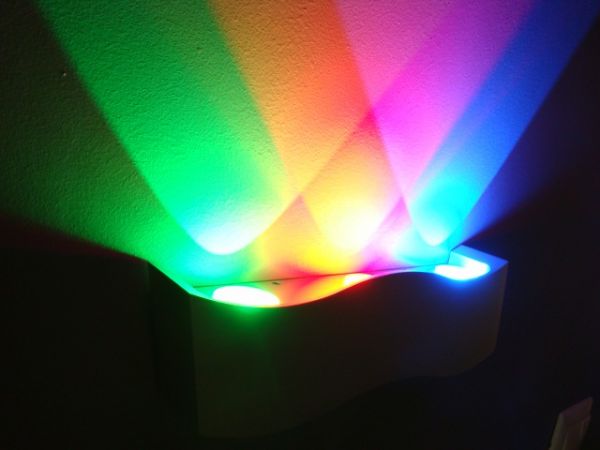 Светодиодный светильник накладной. RGB оттенок, 3*1.5W CREE XP-E, 220V/4.5W, 50-60Hz, 100-240VAC, ко (FS-WAVE RGB)