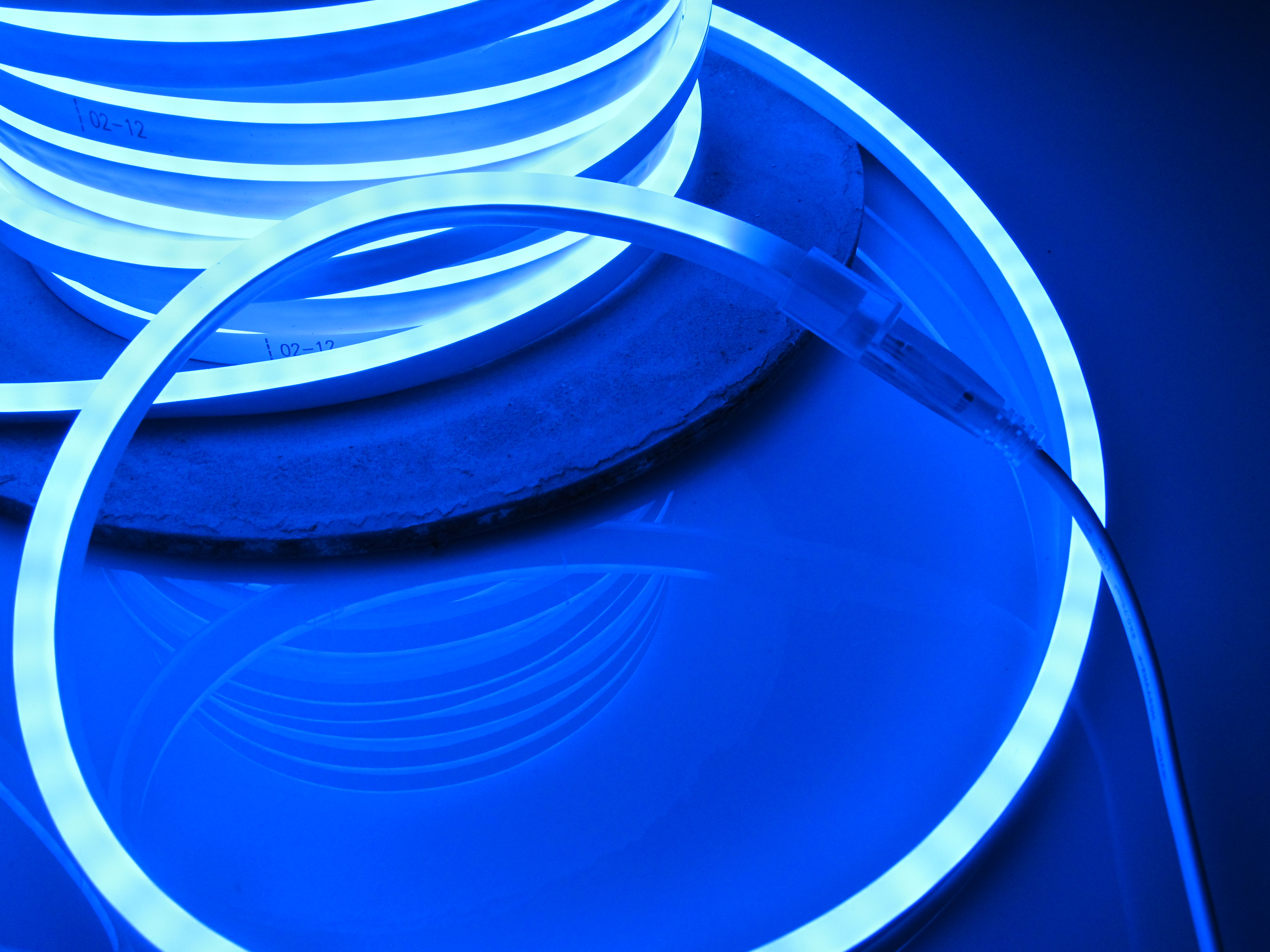 Изображение Гибкий неон  повышенной яркости синий,15х26 мм, бухта 34,58м, 0,91м,  LN-FX-2W-0.5-3FT-P-35M-240V-B (FS-00-00001330)  интернет магазин Иватек ivatec.ru