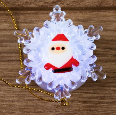 Изображение "Дед мороз на снежинке" RGB на присоске 5,5*5,5 см  интернет магазин Иватек ivatec.ru