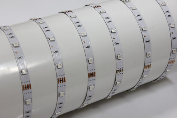 FLEX-SS5150В-RGB Гибкая LED полоса на белой основе, цвет мульти, 30 светодиодов 50*50, 5 м., 12V, 7,2W/М, IP20